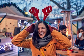 戴驯鹿角的年轻女子