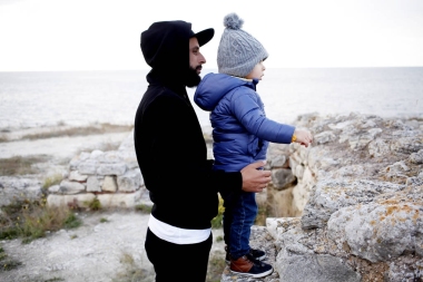 站在废墟的小男孩的父亲图片