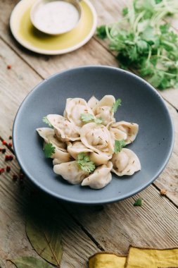 土豆、 奶酪、 浆果馅的饺子