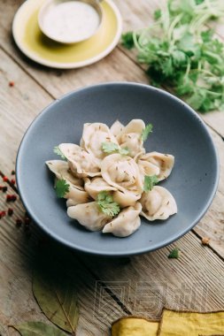 土豆、 奶酪、 漿果餡的餃子