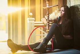 美丽的女人烟水烟在地板上图片