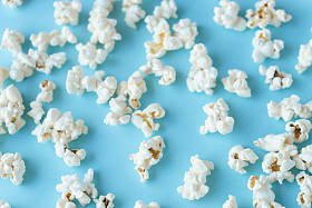 在蓝色背景上的爆米花