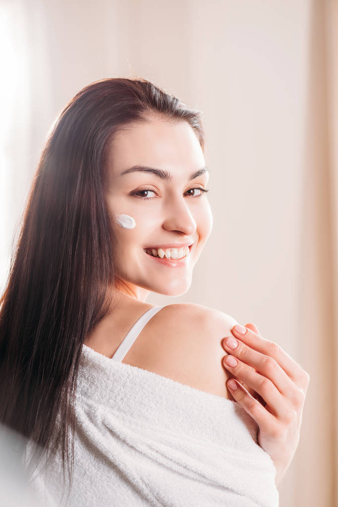 奶油涂脸上微笑的女人