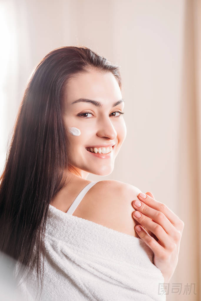 奶油涂臉上微笑的女人