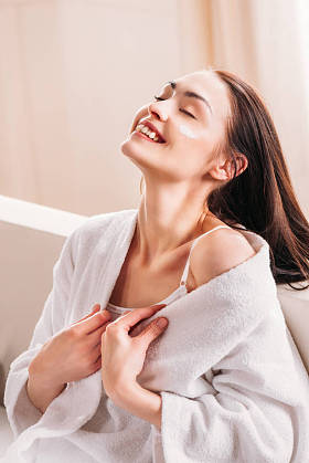 轻松的女人脸上的奶油图片