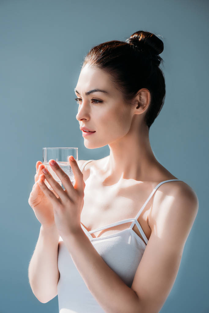 年轻女子拿杯水