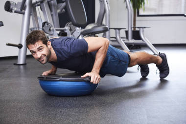 男子表演俯臥撐