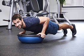 男子表演俯卧撑