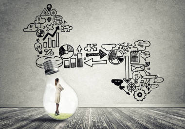 在燈泡的女商人圖片