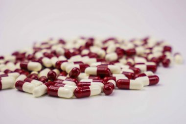 膠囊丸與副本空間的白色背景上，只需添加您自己的文本。藥物抵抗概念