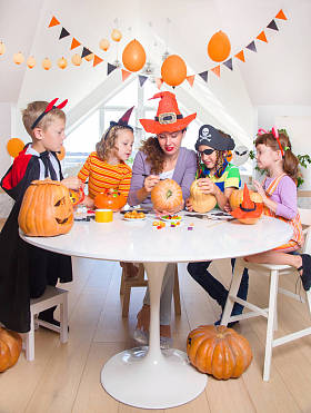 孩子们在万圣节派对图片