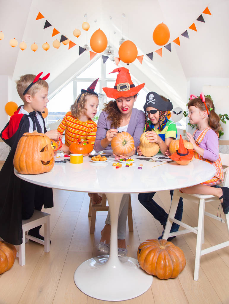 孩子们在万圣节派对图片 孩子们在万圣节派对图片