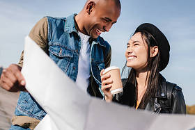 多元文化夫妇与地图