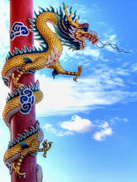 巨型金色中国龙