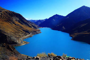 喜马拉雅山的河流图片