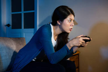 認(rèn)真美麗女孩控股控制器圖片