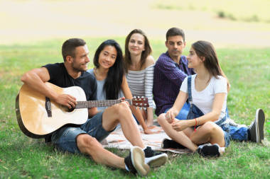 群的朋友在公園休息圖片