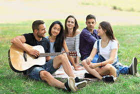 群的朋友在公园休息图片