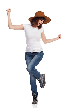 兴奋和快乐，年轻的女孩在一条腿上跳舞