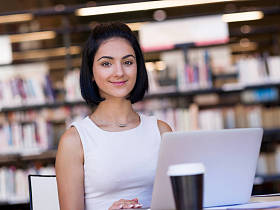 快乐的女学生在图书馆图片