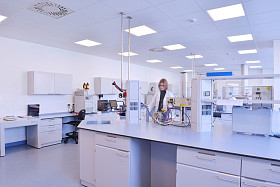 在实验室工作的科学家们