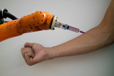 智能机器人在医疗概念，医生机器人试图注入