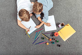 绘制在一起的小男孩