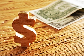 木制美元符号和钞票 照片