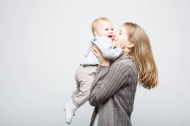 年輕的母親和嬰兒的女孩照片