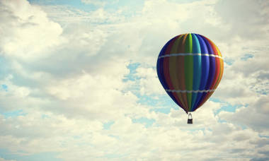 在一天的天空中漂浮的氣球。混合媒體