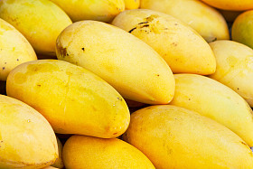 在当地市场上的芒果水果