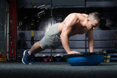 私人教练做俯卧撑博苏平衡球图片