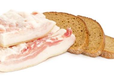 鹽漬的五花肉和褐色的面包特寫