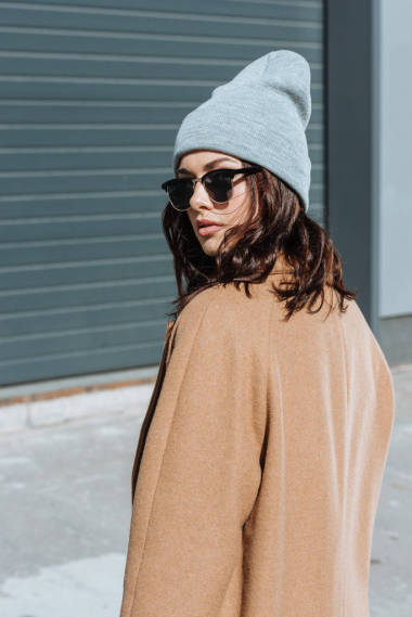 在秋天的衣服和黑色太陽(yáng)鏡的女人