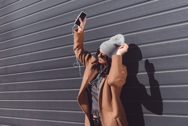  女人在聽音樂的秋裝圖片