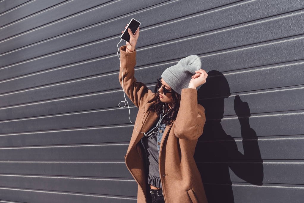 女人在听音乐的秋装图片  女人在听音乐的秋装图片