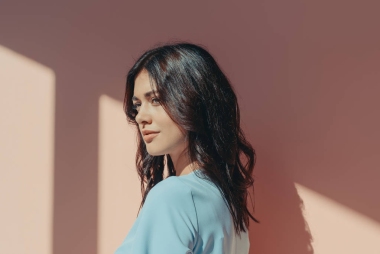 綠松石時(shí)裝的女人