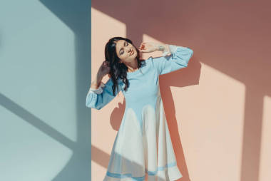 綠松石的衣服，閉著眼睛的女人