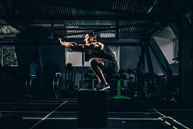 运动员做蹲起动作对多维数据集