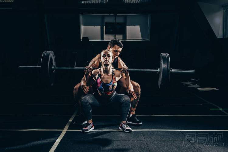 女運動員舉杠鈴