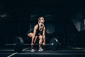 女运动员举杠铃