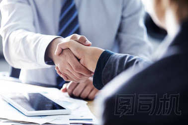 在辦公室的業(yè)務(wù)握手圖片