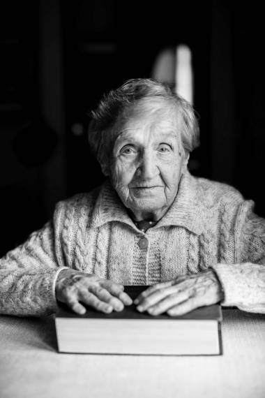 老妇人坐着一本书