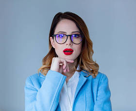 穿蓝色上衣的红发女人 图片