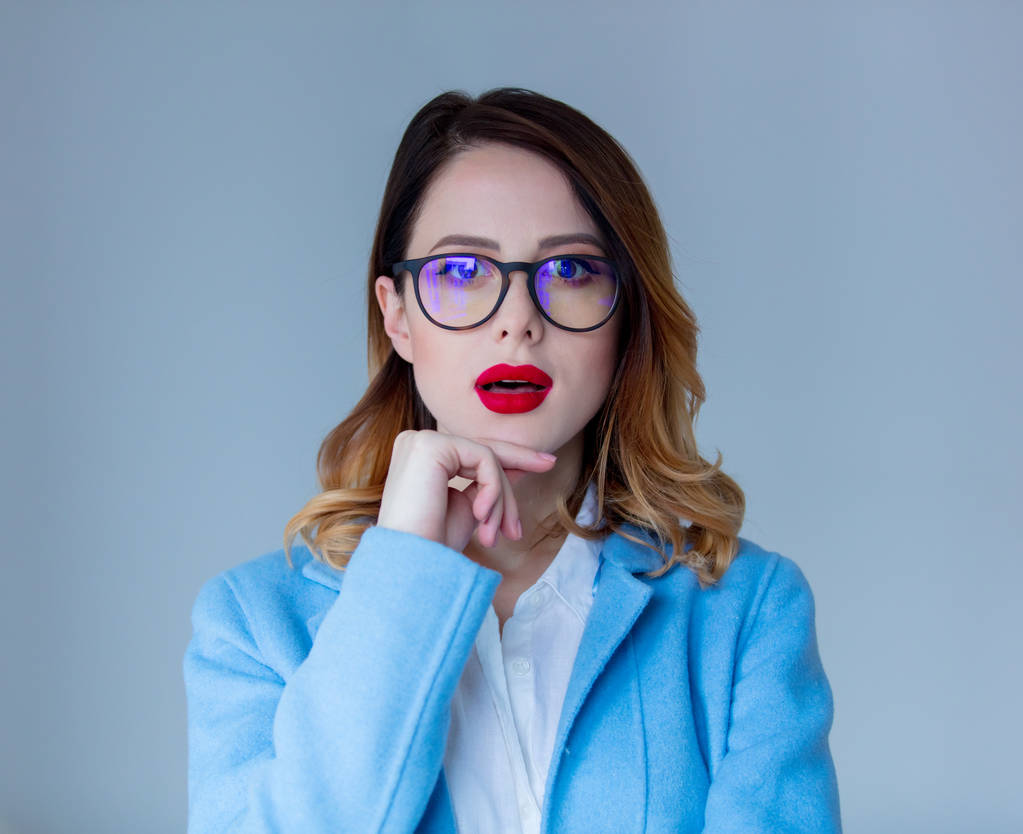 穿蓝色上衣的红发女人 图片