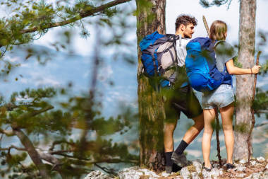 背着背包走情侣图片