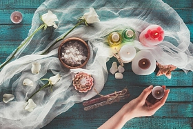 女人做水疗治疗装饰