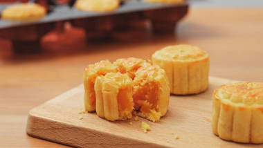 吃中國(guó)月餅