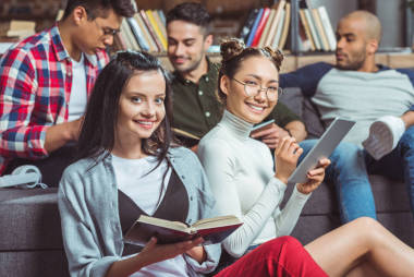 多種族的學(xué)生在一起學(xué)習(xí)