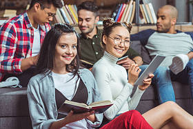 多种族的学生在一起学习